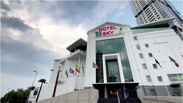 2. Отель Sky, открывшийся в этом году, стал первым отелем в ЮАР, который использует автоматизированный рабочий персонал.