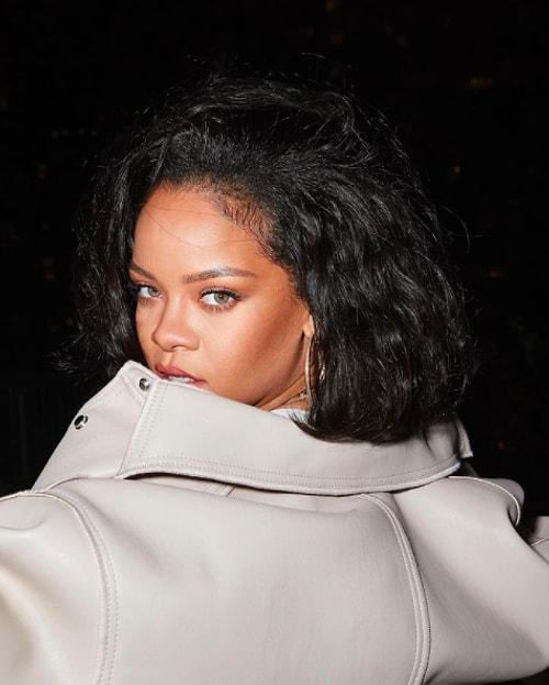 Rihanna Instagram'da Paylaştığı Üstsüz Fotoğrafındaki Detay Nedeniyle Hindistan'da Tepki Çekti!
