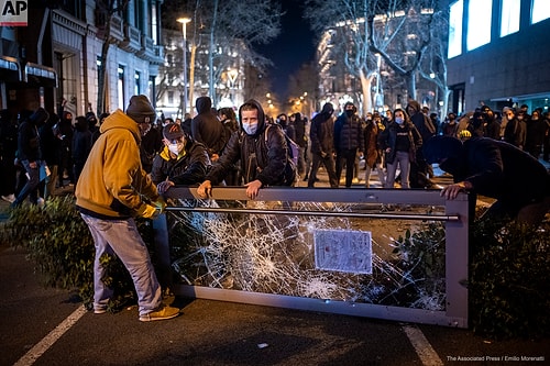 İspanya'da Rapçi Pablo Hasel'in Tutuklanması Protesto Ediliyor: Gösterilerde 33 Kişi Yaralandı