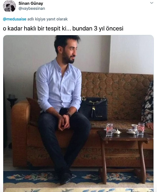 O rahatlık ve gevşemişlik yerini bir anda masumluğa bırakır adeta başka biri olur karşınızdaki kişi. Omuzlar dik, bacaklar kapalı, eller bacak arasında, ayaklar halı altında...Bildiniz di mi onu?😂
