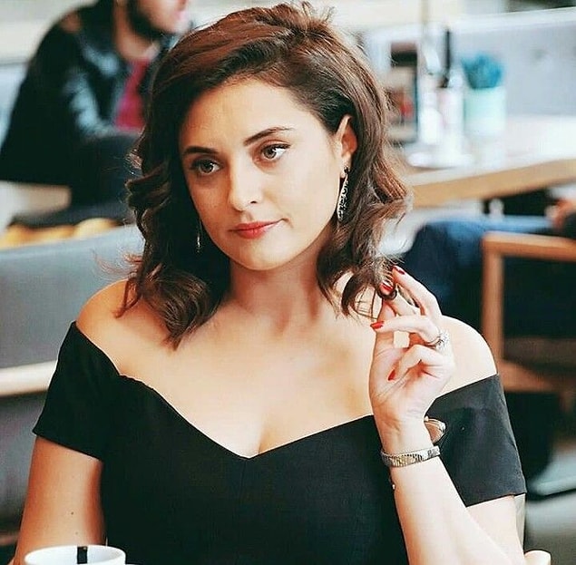 Geçmiş hastalıklarından bahsederken, kendisinden "Oturamayan, kendi çorabını bile giyemeyen o kız..." olarak bahsediyor! Zaten bu hastalıklar sebebiyle İstanbul'dan ayrılıp Ege'ye yerleşmiş. Yani hem sağlığından hem de yaşadığı yerden olmuş!