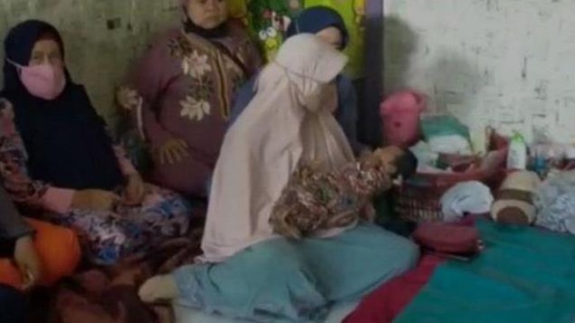 25 yaşındaki Siti Zainah geçtiğimiz hafta bir kız bebek dünyaya getirdi. Oturma odasında olduğu sırada odada rüzgar estiğini ve sadece 15 dakika sonra karnında bir ağrı hissettiğini ve hızla karnının büyüdüğünü belirtti.