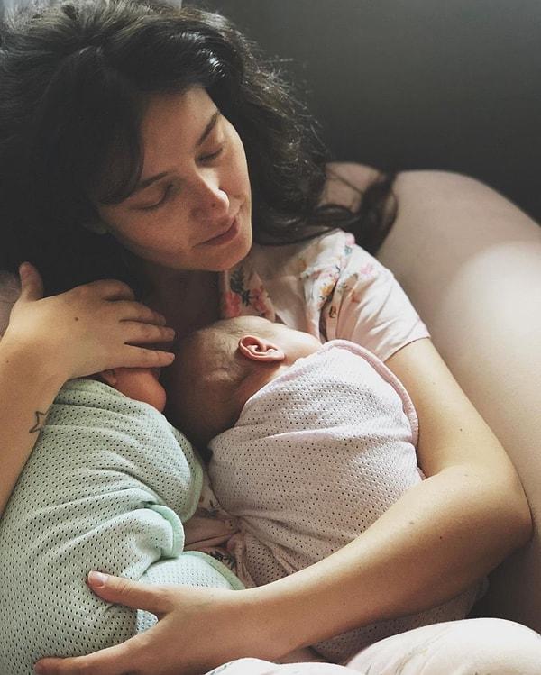 Alin ve Lina bebeklerin doğduğu ilk andan itibaren onları takipçilerine göstermekten hiç çekinmedi Pelin Akil. Bilirsiniz, bazılarının bebeğin 40'ı çıkana kadar fotoğrafları sosyal medyada paylaşmama adeti vardır.