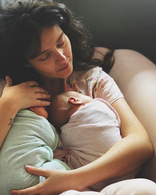 Alin ve Lina bebeklerin doğduğu ilk andan itibaren onları takipçilerine göstermekten hiç çekinmedi Pelin Akil. Bilirsiniz, bazılarının bebeğin 40'ı çıkana kadar fotoğrafları sosyal medyada paylaşmama adeti vardır.