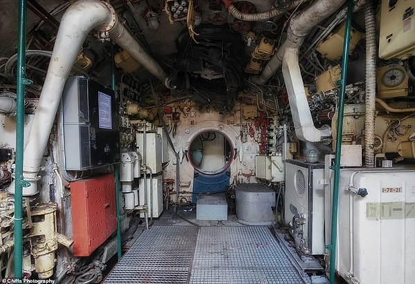 Украинско-бельгийская пара Ольга Соруханова и Владимир Куксов карабкались вокруг советской подводной лодки Б-143 класса «Фокстрот».