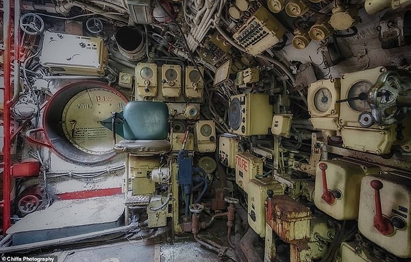 Очаровательное изображение центрального информационного пункта подводной лодки, в котором размещались радиолокационные и гидролокаторные комплексы и средства управления балластом.