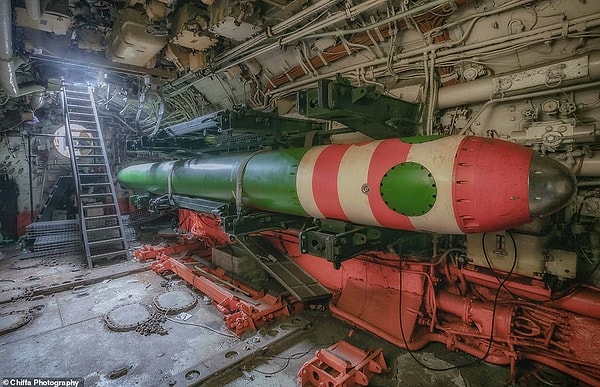 Огромный манекен торпеды, который нашли фотографы. По словам Х. И. Саттон, во время службы «она несла до 22 тяжелых торпед».