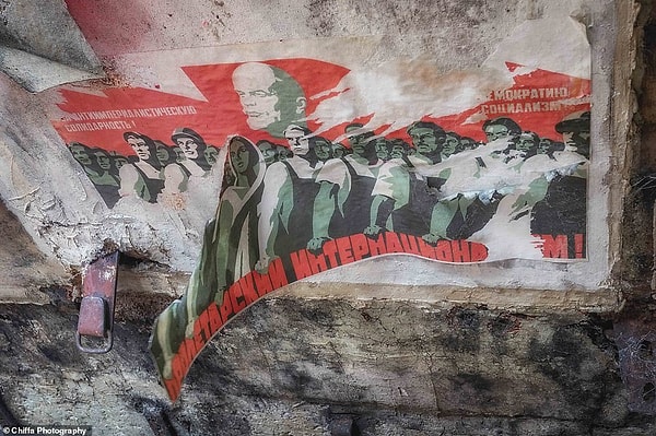 Они добавили: «Изучая заброшенные места в течение многих лет, кажется, что мы видели почти все. Но на этот раз все было не так. Мы знали, что он будет особенным, но не могли представить, что он будет таким особенным ». На снимке - пропагандистский плакат, который они нашли на верхней палубе.