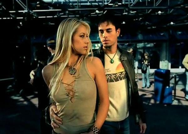 1. Enrique Iglesias ve dönemin ünlü tenisçisi Anna Kournikova bundan 20 yıl önce şarkıcının klip setinde tanıştı.
