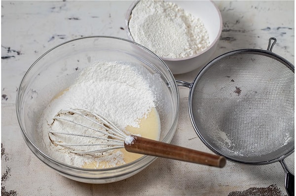 2. Просейте муку в миску.