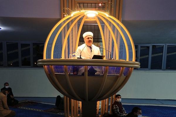 Geçtiğimiz günlerde Erzincan Terzibaba Cami ve Külliyesi'ndeki ışıltılı lüks minberin içerisinde yer alan imamın bu fotoğrafı Twitter'da gündem olmuştu.