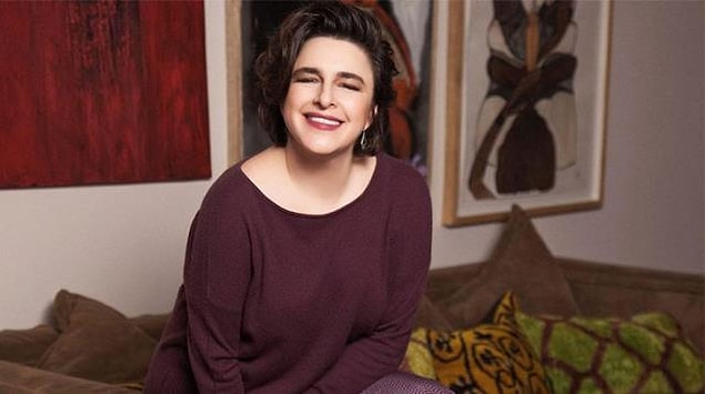 Clubhouse uygulamasında Esra Dermancıoğlu’nu Fransızca şarkı söylerken bulabilirsiniz!