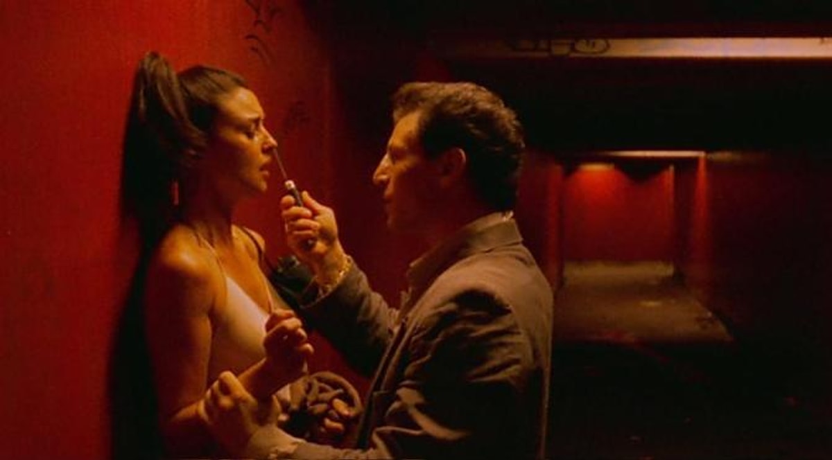 19. Irreversible (2002). ileri doğru değil, geriye doğru akar. 