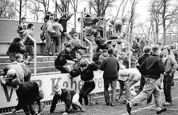 Holigan kavramı, I890’lı yıllarda sokak serserisi, zalim ve gaddar kelimelerinin yerine kullanılmıştır. Şimdilerde ise asi ve vahşî futbol taraftarları için kullanılmaktadır.