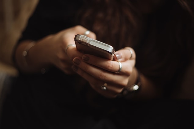 3. Telefonuna büyük bir bağlılığı varsa: