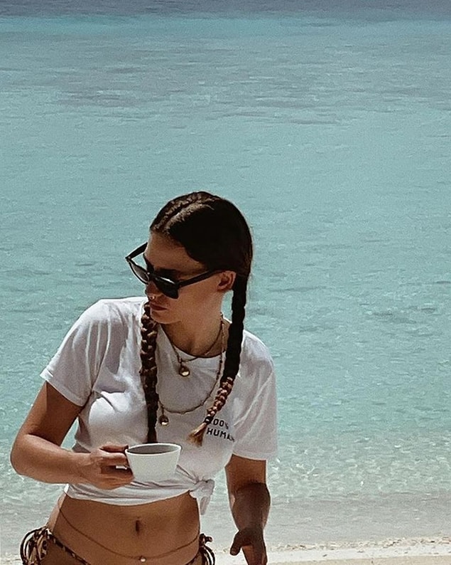Tatil fotoğrafları da ayrı dikkat çekiyor haliyle.