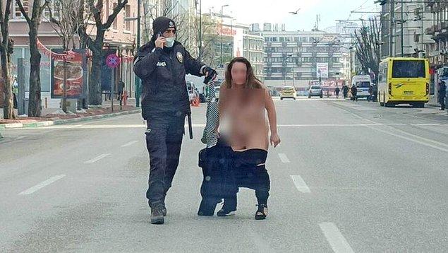 Bekçiler ve polisler çıplak kadını yakalayabilmek için seferber olurken "Vazifemi yaptım baba!" diyerek bağıran kadının daha önce İzmir'de de aynı şekilde soyunduğu belirtildi.