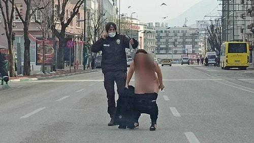 Sokağa Çıkma Kısıtlamasında Sokağa Çıkıp, Soyunup Polis Noktasına Koşarken 'Vazifemi Yaptım Baba' Diyen Kadın