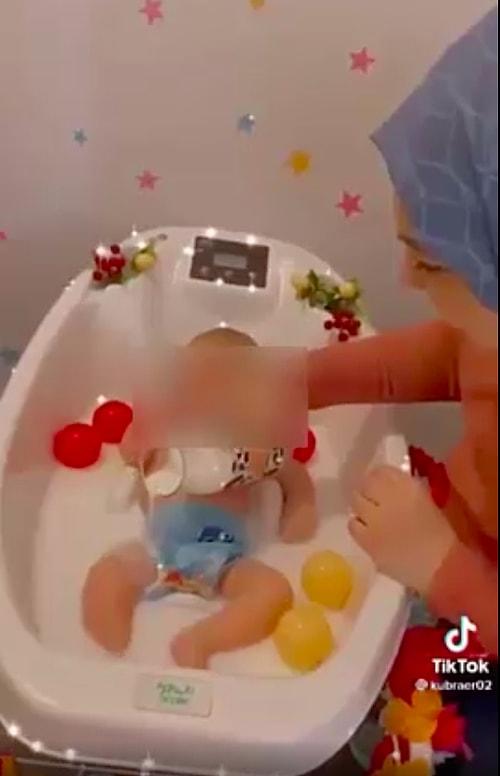 Bir Akıl Tutulması Daha! Bebeğine Süt Banyosu Yaptırdığı Görüntüleri Yayınlayan Anne Tepki Çekti