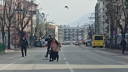 Sokağa Çıkma Kısıtlamasında Sokağa Çıkıp, Soyunup Polis Noktasına Koşarken 'Vazifemi Yaptım Baba' Diyen Kadın