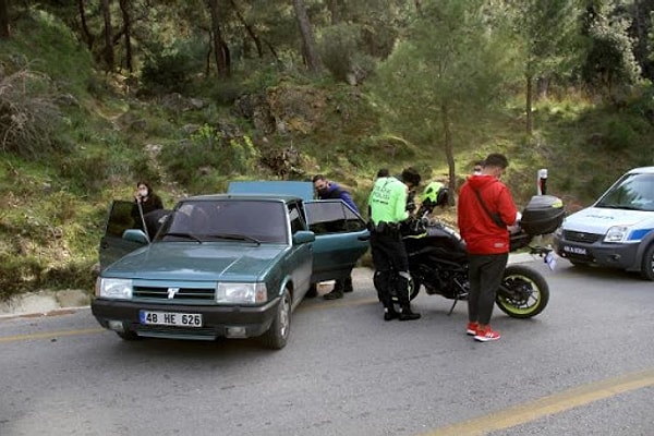 Sürücü, polis ekiplerinin kovalamacası sonucu Kayaköy yolunda otomobil ve araçtaki kız arkadaşını bırakarak dağlık alana kaçtı.