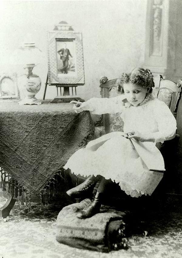1880 yılında dünyaya gelen Helen Keller, sağlıklı bir bebek olarak dünyaya gelse de 2 yaşındayken geçirdiği ateşli bir hastalık sonucu kör, sağır ve dilsiz olur.
