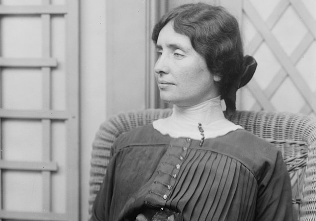1900 yılında Radcliff Koleji'nde eğitime başlayan Helen, 4 yıl sonra şeref öğrencisi olarak mezun olur.