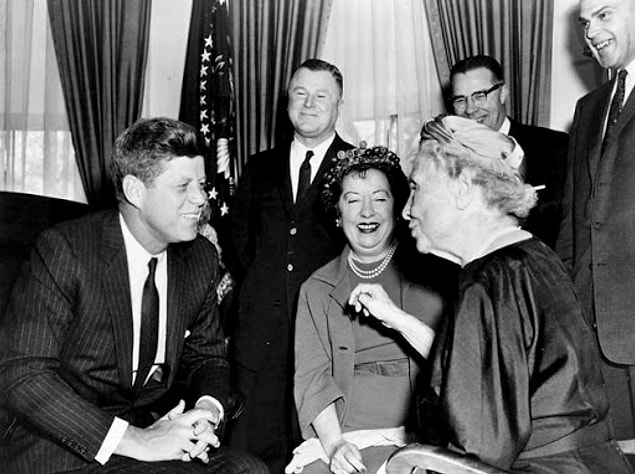 Son katıldığı etkinlikte dönemin ABD Başkanı John F. Kennedy tarafından Beyaz Saray'da ağırlanan Helen Keller, 1964 yılında Özgürlük Madalyası alır.