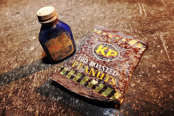 Здесь можно увидеть сам бар, скамейки, туалеты и предметы интерьера, то есть средневековые фрески. Сам интерьер напоминает замок.