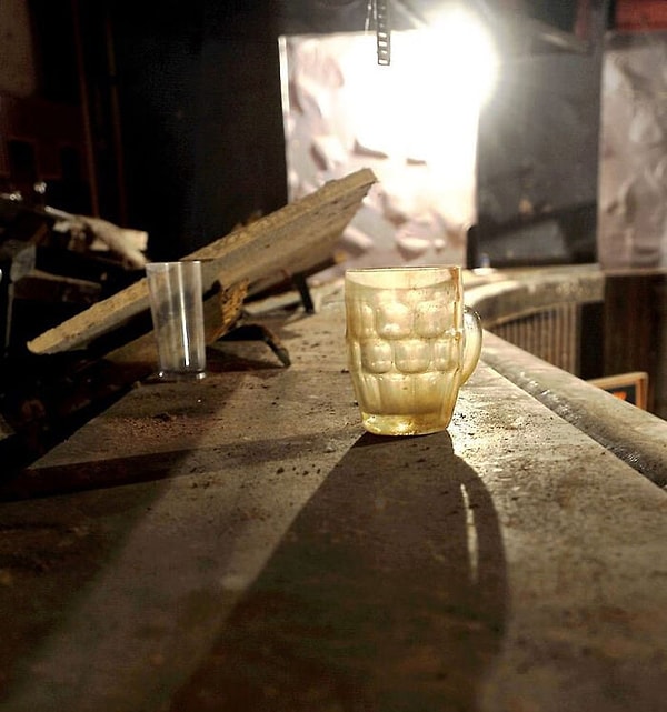 Ремонтные работы, буквально "запечатали бар во времени" - с кружками и пакетами с арахисом, оставленными нетронутыми.