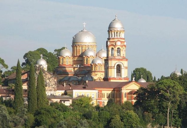 İnanılmaz iklimi ve doğal güzellikleri ile her sene turistleri kendine çeken Abhazya, aynı zamanda Ortodoks mezhebi tarafından oldukça önemli olan The Temple of the St. Simon the Zealot'a ev sahipliği yapar. Bu nedenle her sene en az 2 milyon turist, Abhazya'nın yolunu tutar.