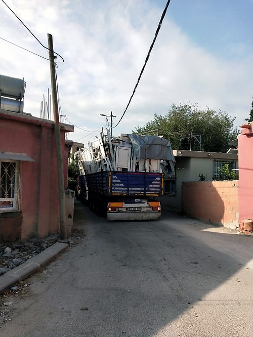 Adana'da Navigasyon Tepkisi: Araçlar Evlerimize Çarpıyor, Canımız Tehlikede