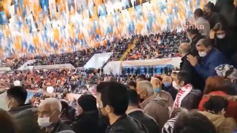 AK Parti İzmir Kongresi'nde Vatandaşların Salon Dışında ve İçinde Oluşturdukları Kalabalık Tepki Çekti