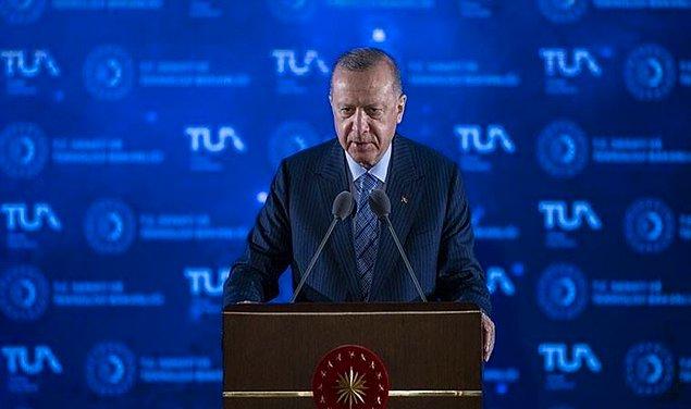 Geçtiğimiz günlerde Millî Uzay Programı tanıtım toplantısında da programdaki son hedefi bir Türk vatandaşını uzaya yollamak olarak açıklayan Erdoğan, "Bayanlardan bile ben adayım diyen vardır" sözleri üzerine tepki çekmişti.