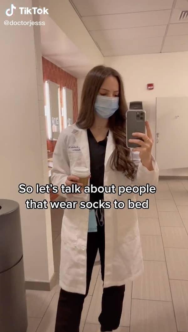 Dr. Jess, TikTok'ta paylaştığı ve neden geceleri çoraplarımızla uyumamız gerektiğini anlattığı video sayesinde viral oldu.