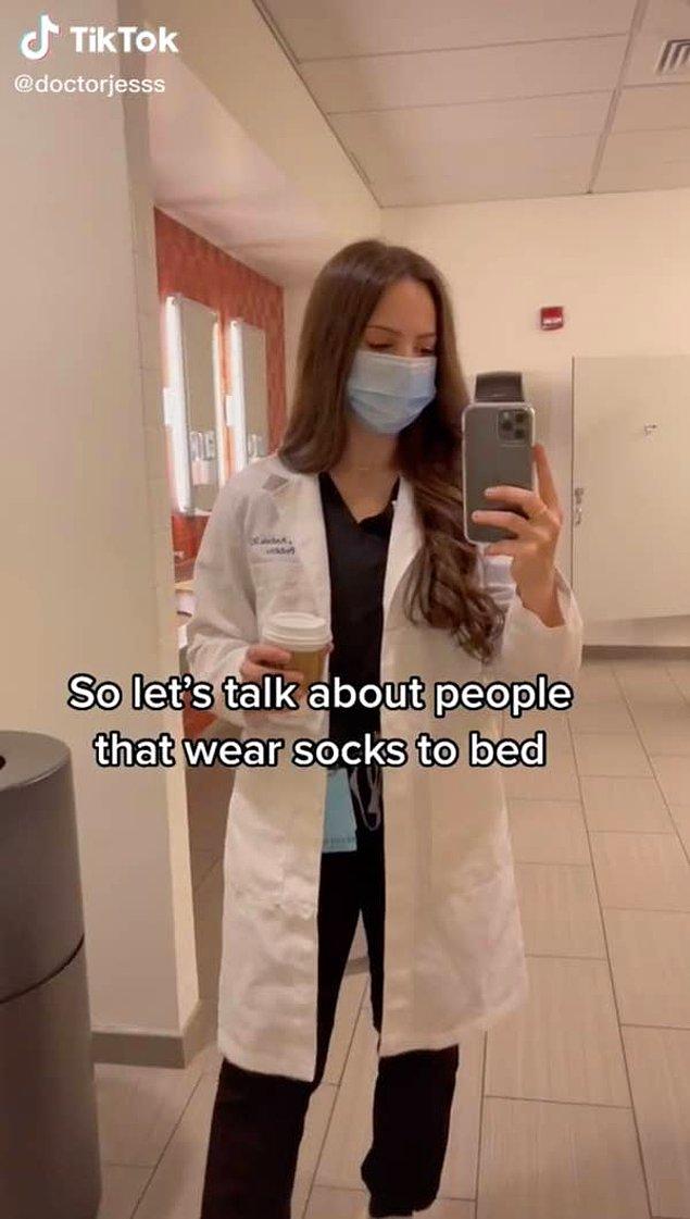Dr. Jess, TikTok'ta paylaştığı ve neden geceleri çoraplarımızla uyumamız gerektiğini anlattığı video sayesinde viral oldu.