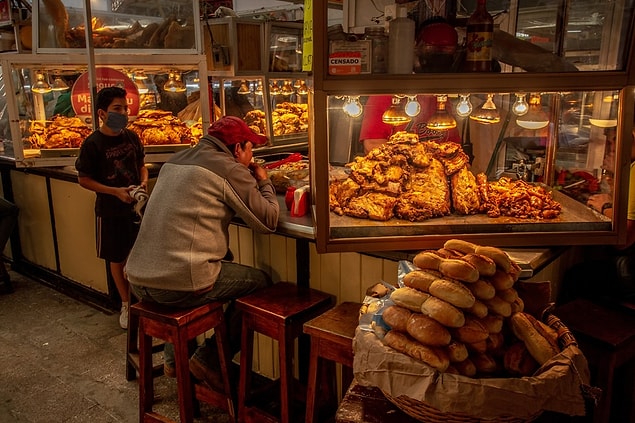12. Sokakta yemek yerseniz tanıdığınız tanımadığınız herkes size 'provecho' (afiyet olsun) der...
