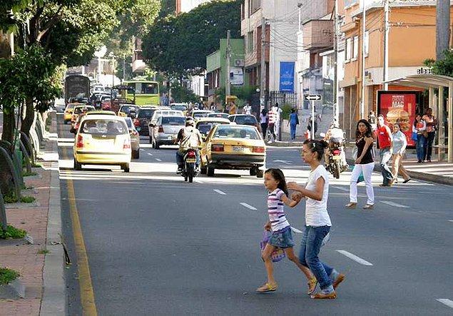 15. İnsanlar trafik lambalarını pek takmadan her yerde karşıdan karşıya geçerler. Meksika sokaklarında yürümek şaşırtıcı olabilir...