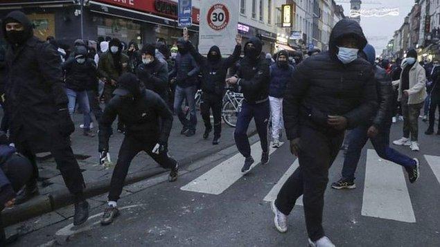 Brüksel'deki bir polis merkezinde hücreye atılan göstericilerden bazıları polis tarafından darp edildi.