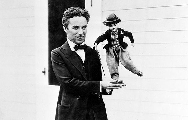 Charlie Chaplin'in hayatı oldukça zorlu geçti. Henüz çok küçükken anne ve babası ayrıldı.