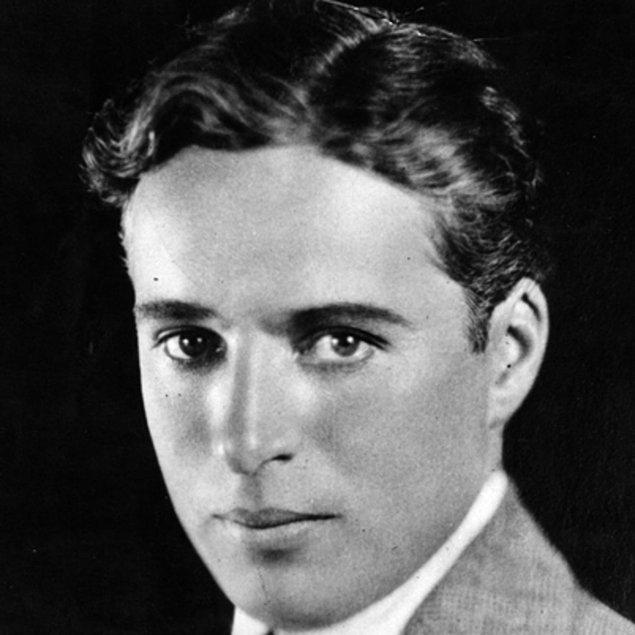 Chaplin yurttan ayrılınca bir süre müzikhollerde yer aldı ve Mack Sennett tarafından keşfedilerek Hollywood'un ışıltılı dünyasına adım attı.