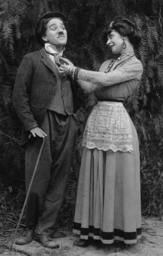 Çapkın oluşunun yanı sıra Chaplin'in rol arkadaşlarının dediğine göre oldukça kötü bir kokusu vardı.