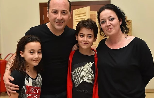 Tolga Çevik'in eşini artık pek tanımayan yok ama bilmeyenler için bu bilgiyi bırakalım. Tolga Çevik, 2004 yılından beri Cem Yılmaz'ın kardeşi Özge Çevik ile evli.