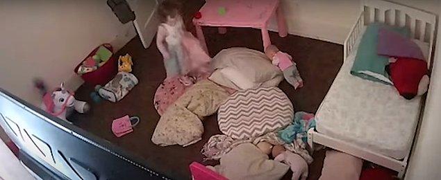 Videonun renkli kısımlarında küçük kızın tekrardan yatağın altındaki aynı tarafa baktığını görüyoruz. Sanki orada bir şey görmüş ve ondan çok korktuğunu için orada olup olmadığını kontrol eder gibi hali var.