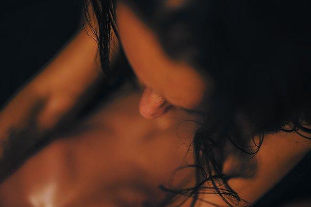 12. Flörtleştiğiniz biriyle ilgili cinsel bir rüya görmeniz son zamanlarda daha derin şekilde bağlandığınızın göstergesi olabilir.