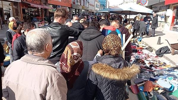 Çarşamba pazarında maskelerin ücretsiz dağıtıldığını duyan yurttaşlar ise izdihama neden oldu.