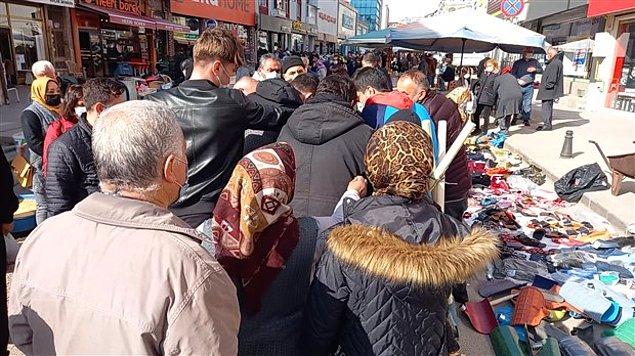 Çarşamba pazarında maskelerin ücretsiz dağıtıldığını duyan yurttaşlar ise izdihama neden oldu.