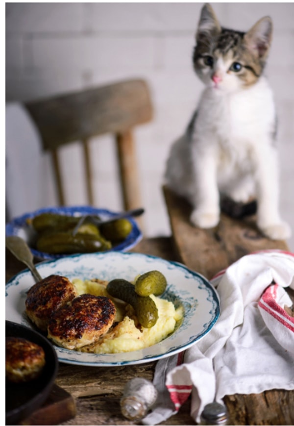 1. Мясные котлеты с картофельным пюре.