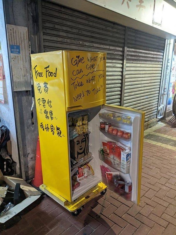 7. "Я гулял по Гонконгу и вдруг наткнулся на холодильник, откуда можно было бесплатно взять еду".