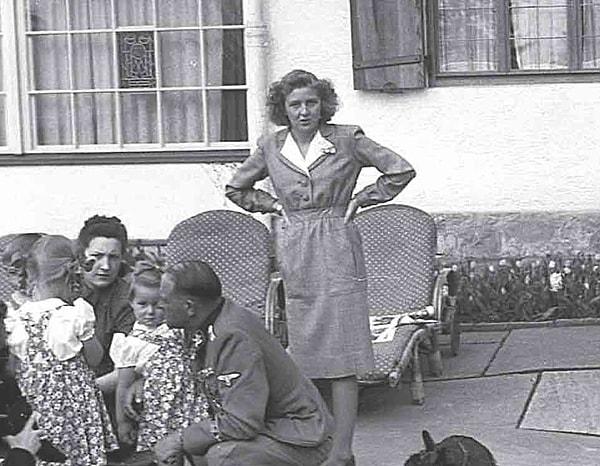 17 yaşındaki Eva Braun, Adolf Hitler'in resmi fotoğrafçısının asistanıydı.